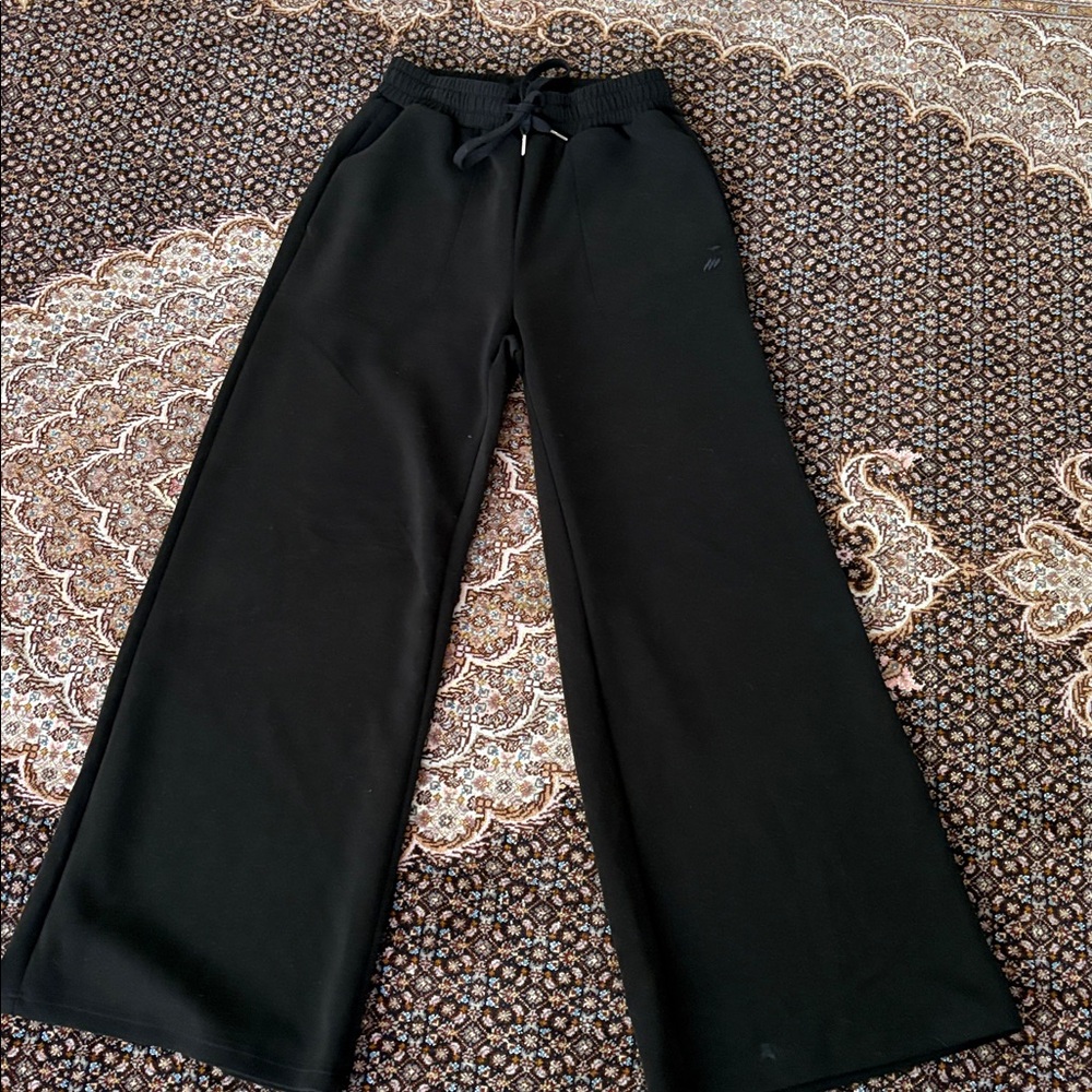 Veltera Every day pants black M. Saina’s brand